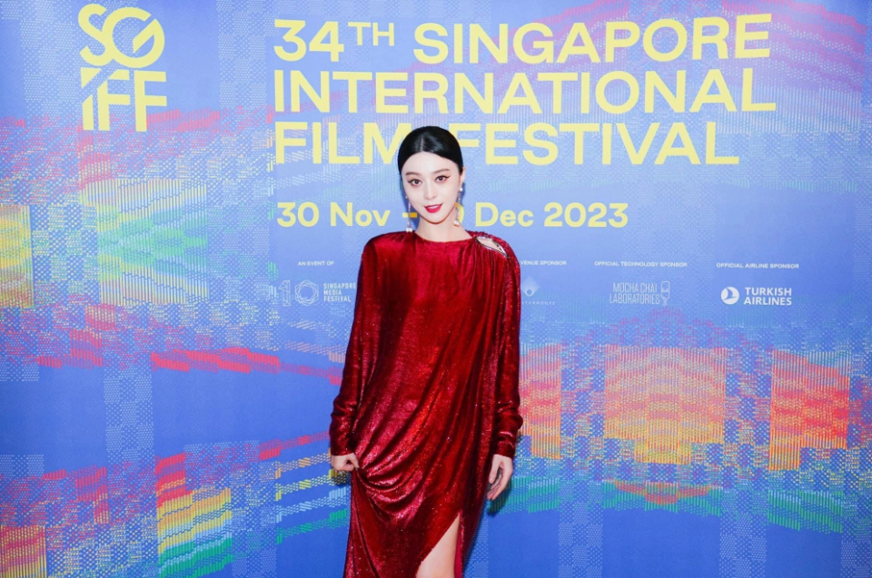 Phạm Băng Băng đẹp mãn nhãn trong mọi tạo hình, trở thành tâm điểm khi được vinh danh 'Biểu tượng điện ảnh' tại LHP Singapore  - Ảnh 11